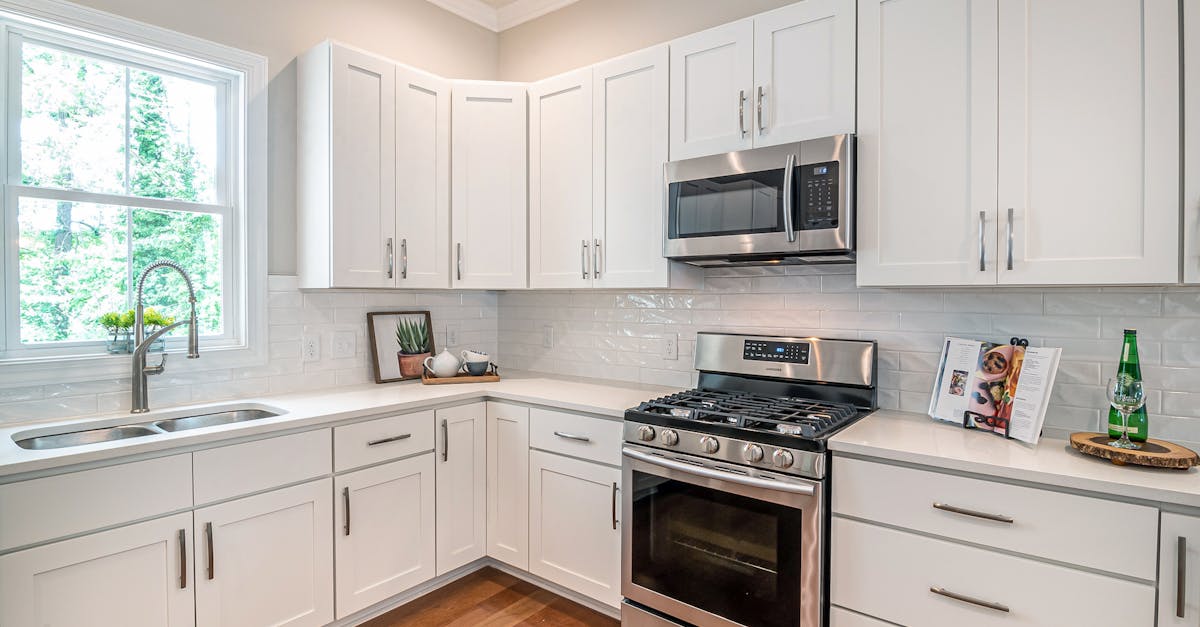 The Benefits of Choosing Custom Kitchen Cabinets Over Standard Options